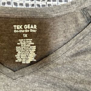 Women’s plus size 1x Tek Gear on the go gear workout shirt
